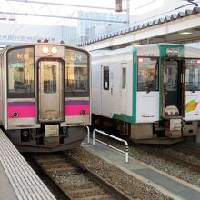 新庄駅にて、左（秋田行き）奥羽線、右、陸羽東線