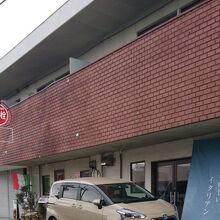 店前の駐車スペースは狭い