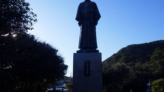 高知中に点在する偉人の銅像の1つ