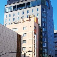 奥の高い建物　最上階はレストランのテラスも見えます