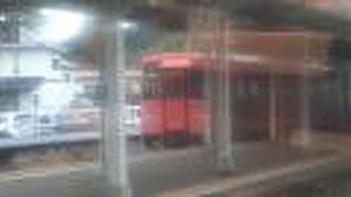 2020年12月現在、車体がオレンジ色のキハ１２０系が使用されていました