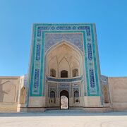 アラブ式の、白くて装飾がない、288本の柱が圧巻の広いモスク