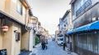 趣のある建造物が通り沿いに並んでいます。