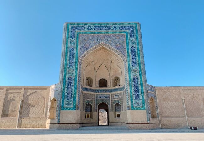 アラブ式の、白くて装飾がない、288本の柱が圧巻の広いモスク