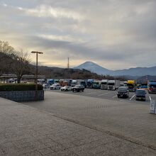 駐車場の後ろには富士山が見えます