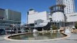 高松港から発着する船を待つターミナルビル