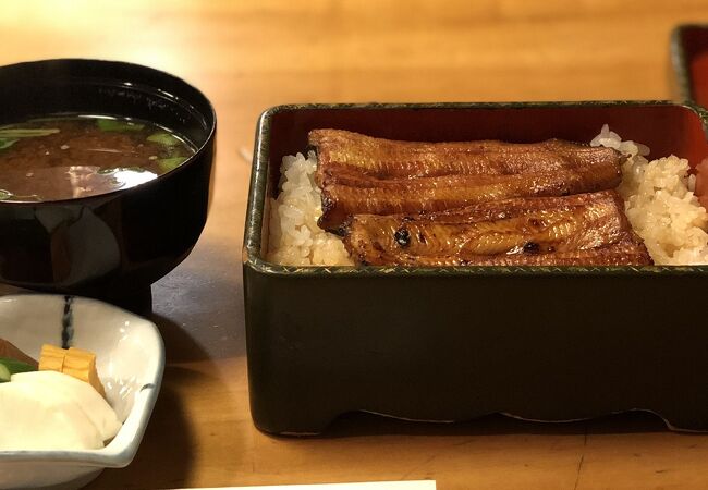 八重洲の高層ビルの谷間の銘店・はし本