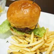 チェーン店のハンバーガーとは違う本格的な肉の味を楽しめる。