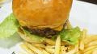チェーン店のハンバーガーとは違う本格的な肉の味を楽しめる。