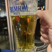 飛行機見ながらのビールは格別！