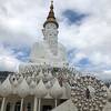 高原に映える白亜の大仏