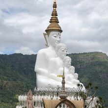 ５連の大仏がカオコー高原の緑に映えます