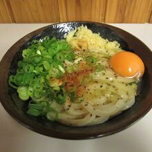 一番人気の釜バターうどん小　税込490円