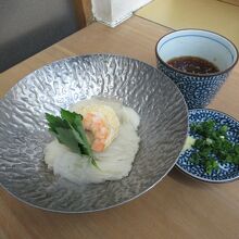 きちんと揃えて茹でられたそうめん　出汁巻き　海老　三つ葉