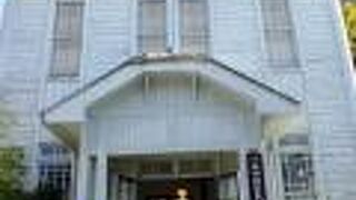 白いモダンな建物