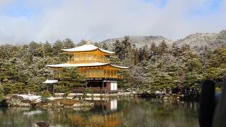 ２０年ぶりの金色の輝き　雪の金閣寺