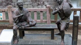 【弥次喜多像】巽櫓の前