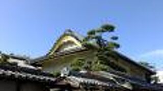 唐破風の屋根が目印です。