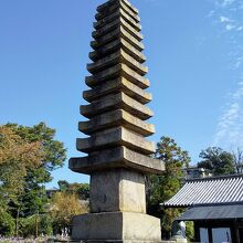 十三重石宝塔(重文)