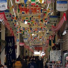 万国旗がはためく