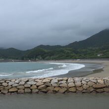 弓形のアーチ状をした田井ノ浜海水浴場