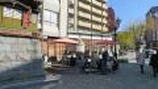 道後温泉駅前に