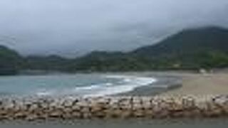 弓形のアーチ状の海水浴場