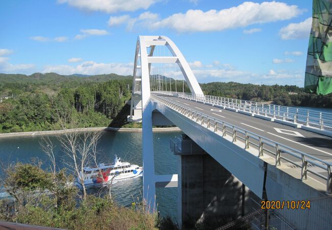 きれいな橋で結ばれています