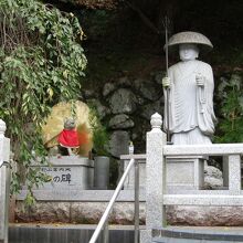 修行大師像と並んで建つゴンの碑