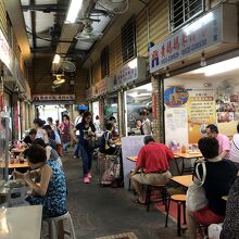 麺など軽食が食べられる店もたくさんありました