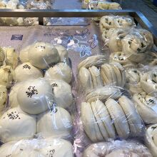 蒸して食べる粉もんが種類豊富に売っていました。