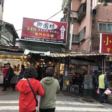 市場の入り口。金山南路の両側に入り口があり、延々と店が続く…