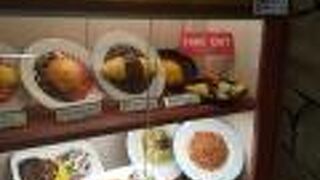 食堂スタイルの感じのお店