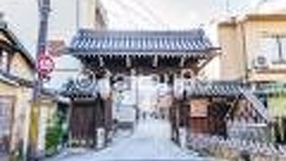 現在でも道路が通っていて、門の下をくぐることができます。