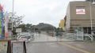 中程には「鴎」という題の彫刻がありました。