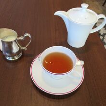 紅茶セレクションも良し、一緒に運ばれてきたのは…