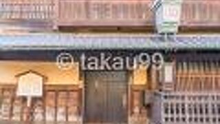 京都の花街である島原にある歴史的建造物です。