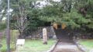 市街地の中に確保された広い公園です。