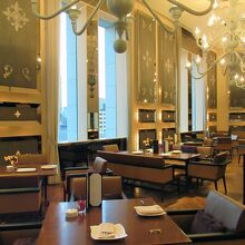 シャンデリアも豪華な高級レストランです