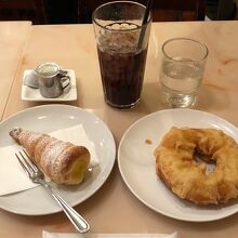 左:クリームコロネ、右:台湾ドーナツ！