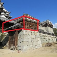 紫竹門内から　赤線部の塀です