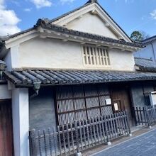 美しい白壁の建物です。