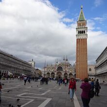 サン・マルコ広場に立ってます