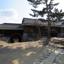 門内から　赤丸が隠門、青丸が筒井門