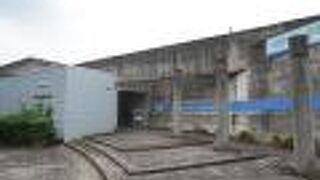 円形の展示室には力強いメッセージ性のある作品がずらり