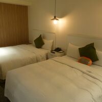 ダブルベッド2台の窓なしの４人部屋