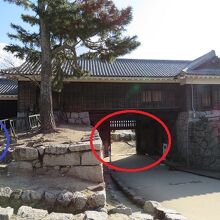 門内から　赤丸が筒井門、青丸が隠門