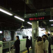 品川駅ホームの案内には、渋谷・新宿・池袋方面とあります