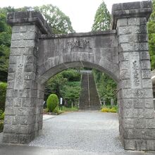 凱旋門と、その先の階段。