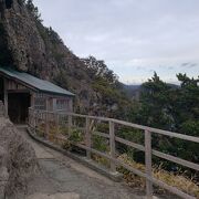 絶壁にある神社